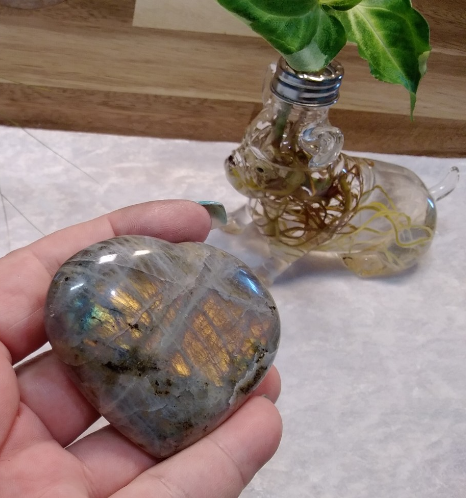 Labradorite Heart ~ Orange Flash ~ 124 g ~ Transformation ~ Protection ~ 8 x 6cm