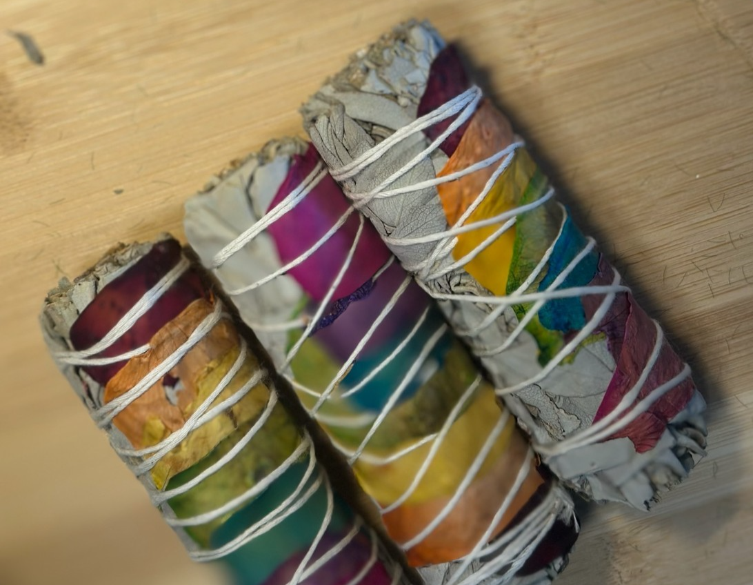 Rainbow 7 Chakra White Sage Rose Petal Smudge Stick 10cm ~ Realign Your Energy