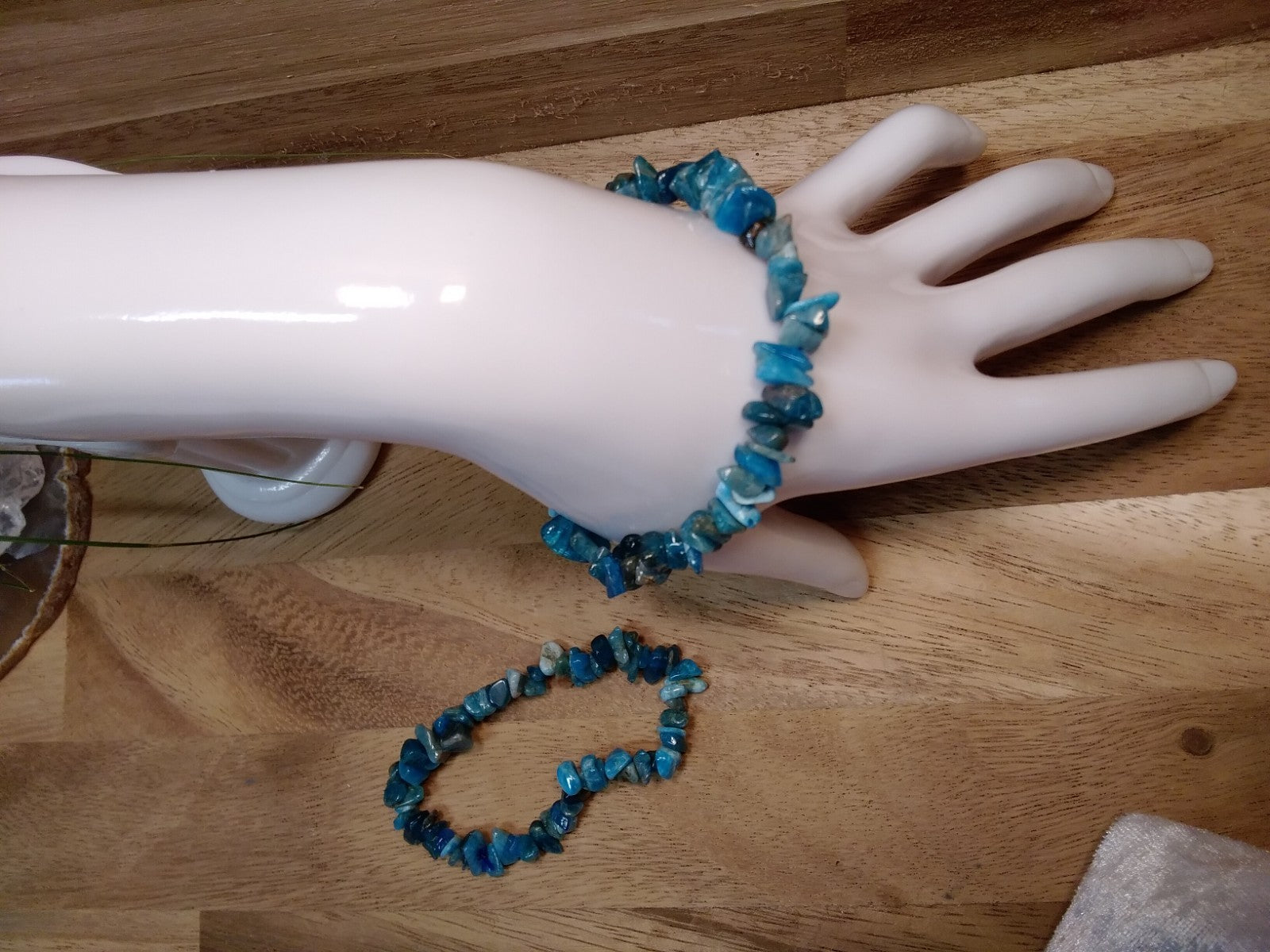 Blue Apatite Crystal Chip Bracelet – Elastic Stretch Focus • Motivation• Clarity