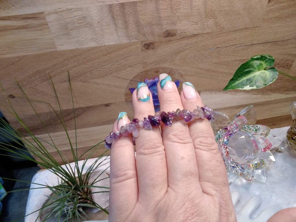 Amethyst Crystal Chip Bracelet – Elastic Stretch Calm • Intuition • Balance