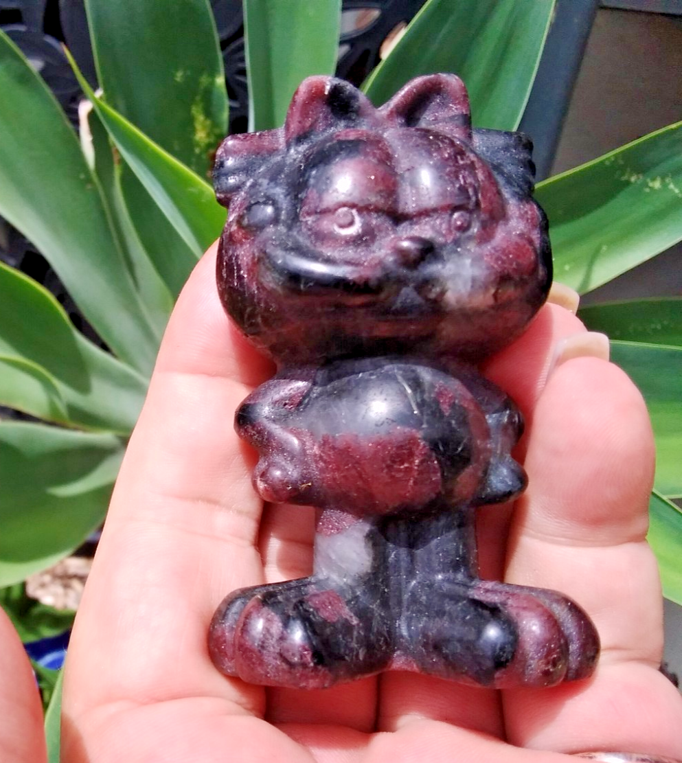 Garnet Garfield Carving – 8cm Crystal Figurine Passion • Strength • Protection