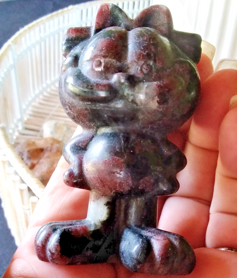 Garnet Garfield Carving – 8cm Crystal Figurine Passion • Strength • Protection